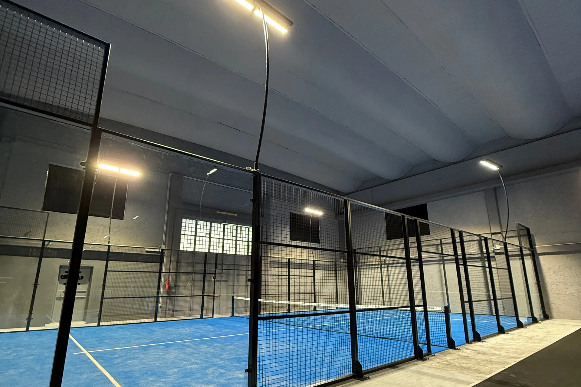 Smash Modèle de court de padel entrée de gamme : fonctionnel et fiable.